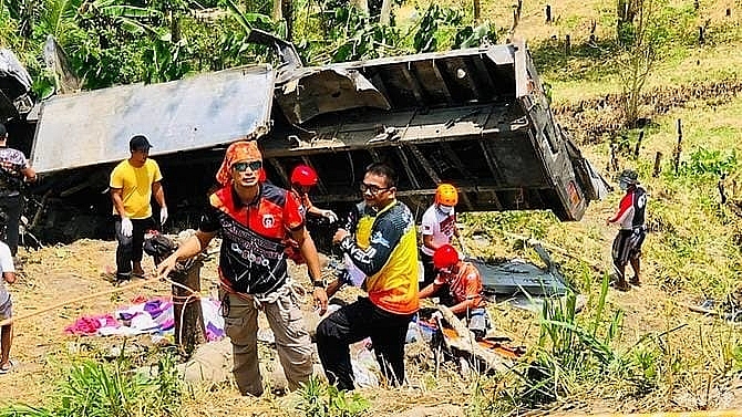 20 killed as truck plunges down ravine in philippines