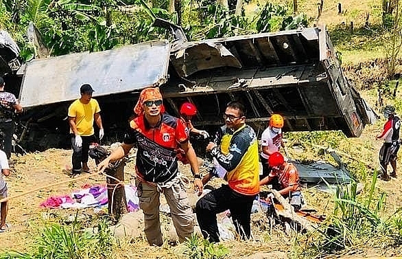 20 killed as truck plunges down ravine in Philippines