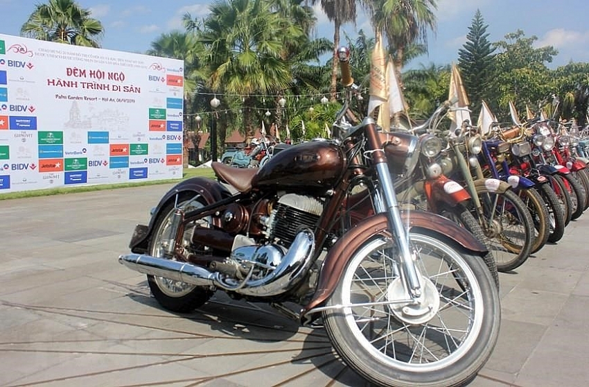 parade of classic cars in hoi an ancient town