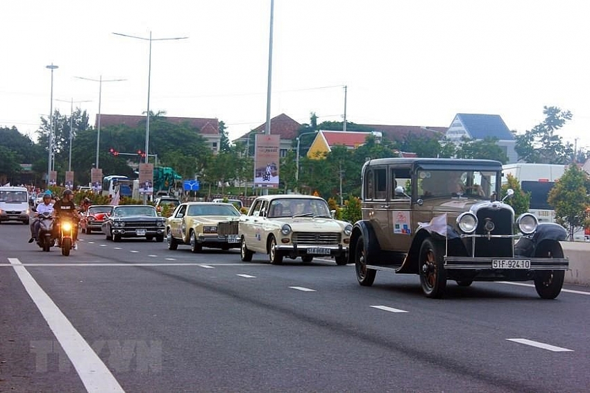 parade of classic cars in hoi an ancient town