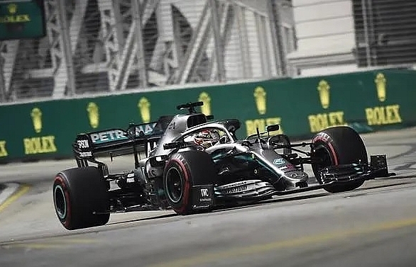 Hamilton sets scintillating pace in second Singapore practice