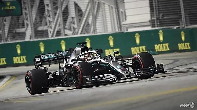 hamilton sets scintillating pace in second singapore practice