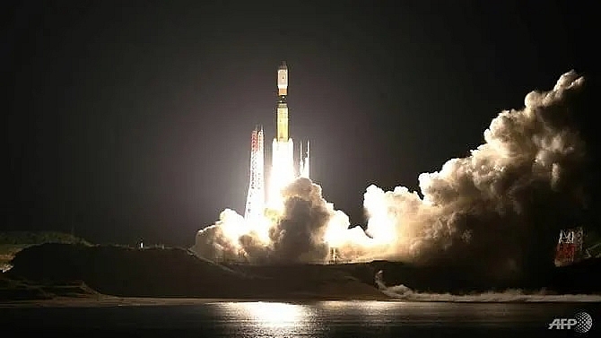 japan launches unmanned spacecraft towards space station