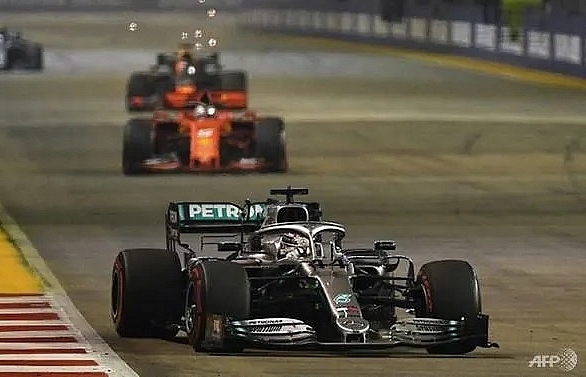 Hamilton wary of Mercedes' vulnerability in title run-in