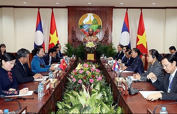 Vietnamese, Lao top legislators hold talks