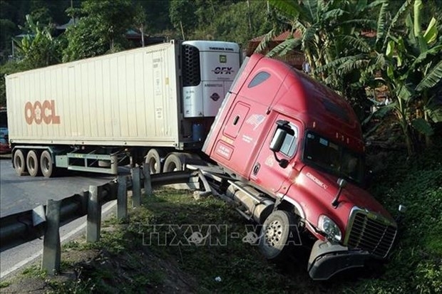 ministry cracks down on container trucks violating rules