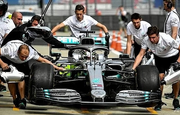Hamilton hoping for rain as Mercedes lose Sochi mastery