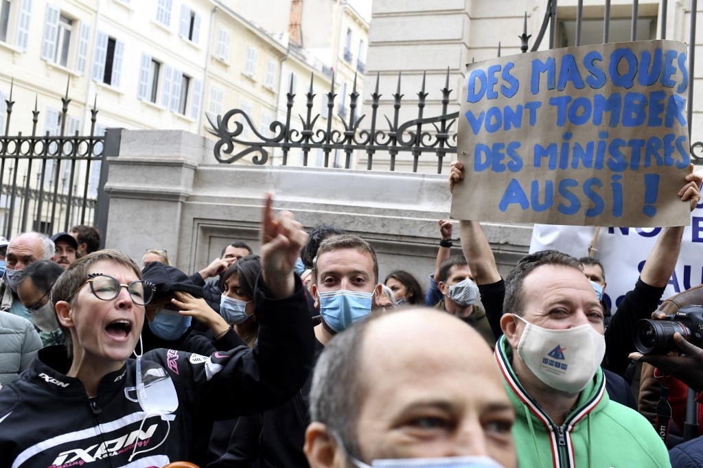 french restaurant owners protest new closures in virus fight