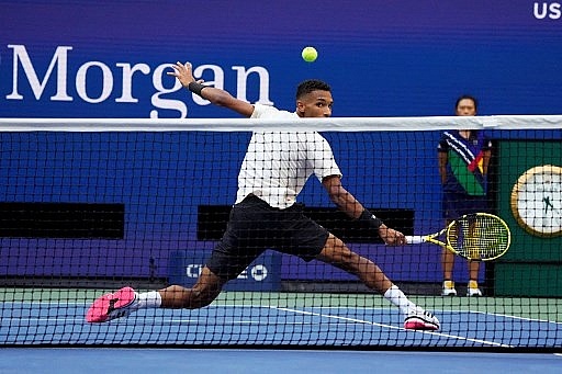 Canada's Felix Auger-Aliassime hits a return to Russia's Daniil Medvedev during their 2021 US Open Tennis tournament men's semifinal match at the USTA Billie Jean King National Tennis Center in New York, on September 10, 2021. TIMOTHY A. CLARY / AFP