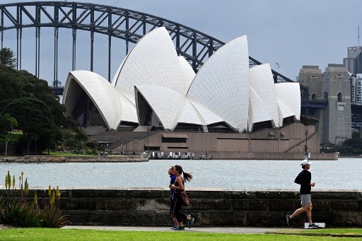 Vaccinated Sydney residents picnic as lockdown rules relaxed