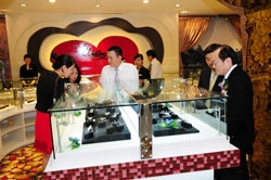 High gold price fails to deter shoppers