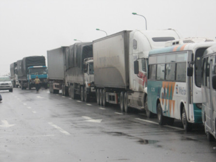 flooding closes bridge and gridlocks traffic in nghe an province