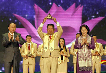200 vietnamese businesses receive gold star awards