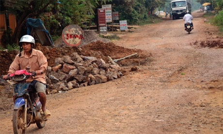 Dearth of funds results in a road of misery for Hoa Binh