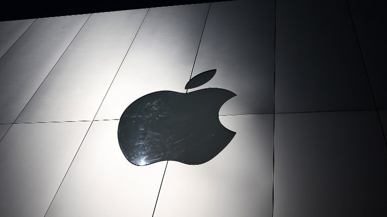 apple unseats coca cola as worlds best brand