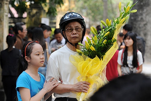 thousands of people pay tribute to general vo nguyen giap