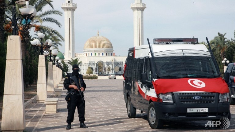 suicide bomber targets tunisia hotel nearby attack foiled