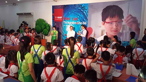 over 500 vietnamese children create chemistry at basf kids lab 2014