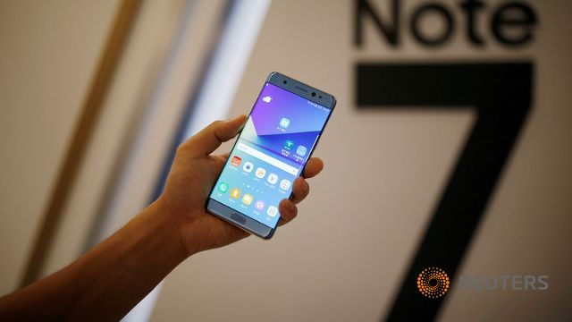 replacement samsung note 7 phone emits smoke on us plane family