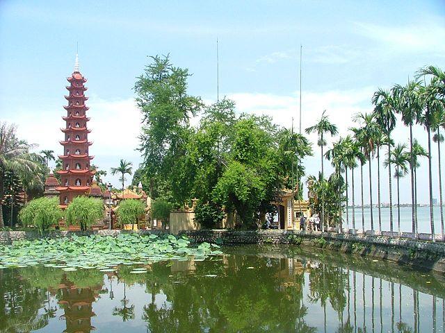 tran quoc hanois oldest pagoda
