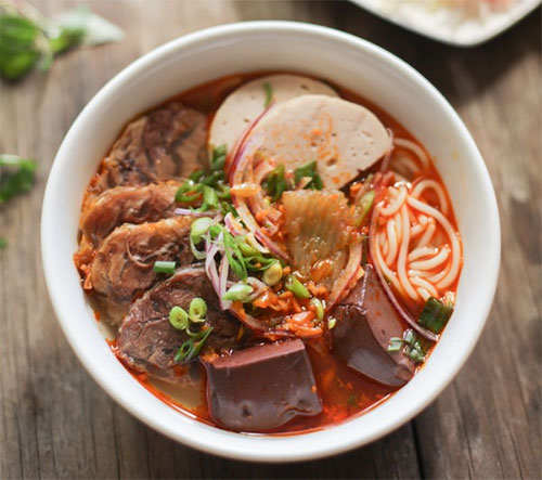 oodles of vn noodles entice locals foreigners