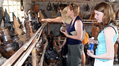 Improving position of Bau Truc pottery brand in Vietnamese tourism
