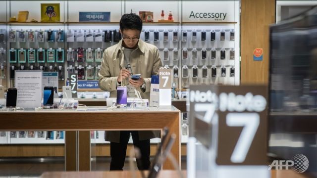 samsung keeps smartphone lead despite note 7 debacle