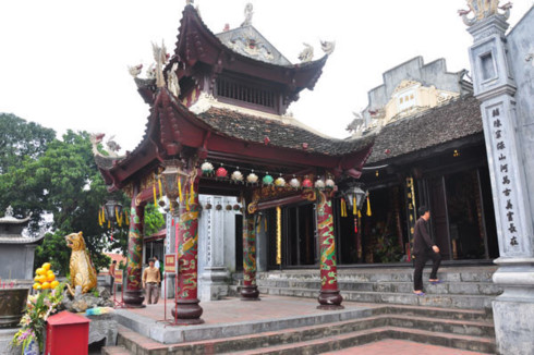 Cua Ong temple overlooks magnificent Bai Tu Long Bay