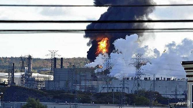 explosion and fire at canadas largest oil refinery
