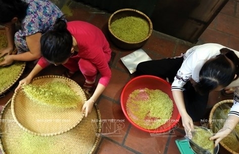 Young sticky rice flakes – delicacy of Hanoi’s autumn