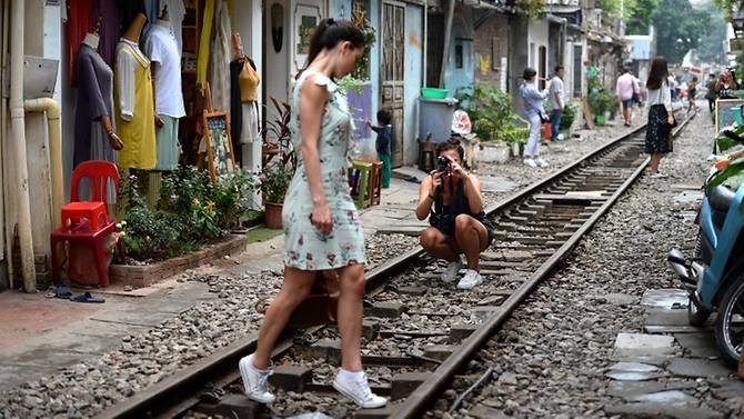 hanois colonial era railway doubles as selfie hotspot
