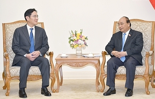PM asks Samsung to become global largest strategic hub in Vietnam