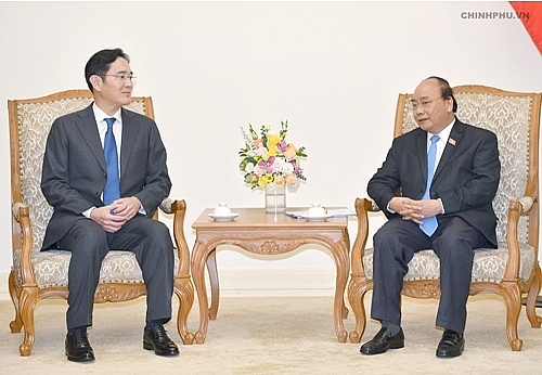 pm asks samsung to become global largest strategic hub in vietnam