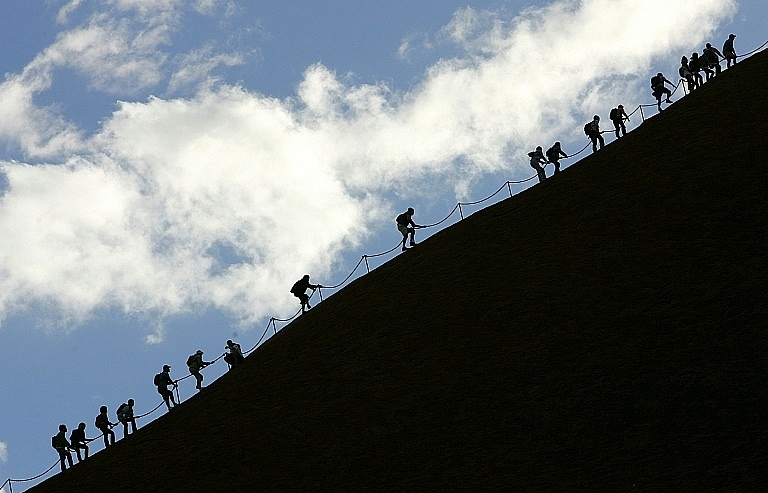 Tourists surge at Uluru before Australia bans climb