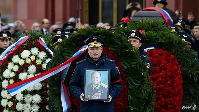 russia bids farewell to first man who walked in space