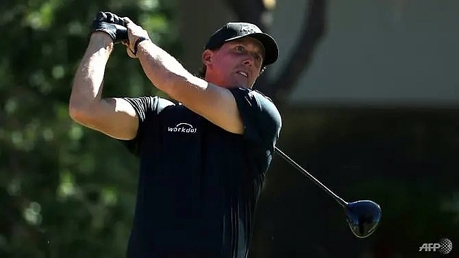 mickelson tells tiger to pick himself for presidents cup