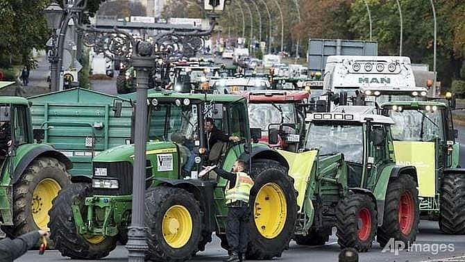 german farmers stage tractor protest over climate measures
