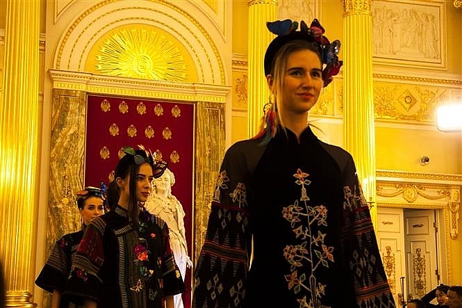 vietnamese silk brocade fashion show held in russia