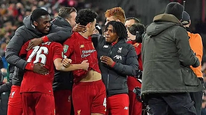 liverpool reach league cup quarters after 10 goal thriller against arsenal