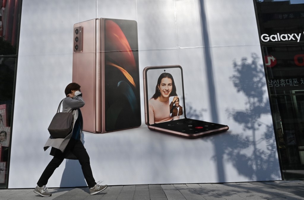 samsung flags near 60 operating profit jump after huawei boost