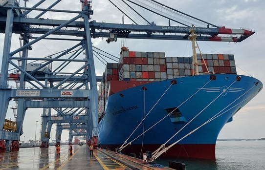 Southern sea port welcomes ultra-large container ship
