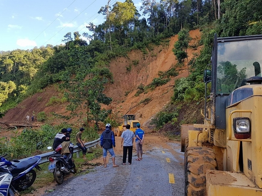 landslides kill 16 leave 37 missing in quang nam province