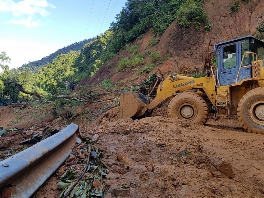 landslides kill 16 leave 37 missing in quang nam province