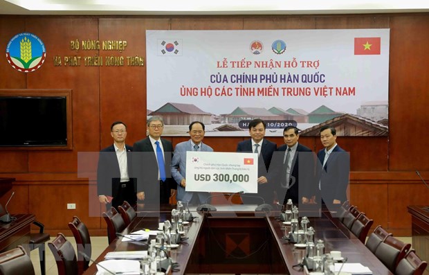 rok offers 300000 usd worth of cash relief to flood hit central vietnam