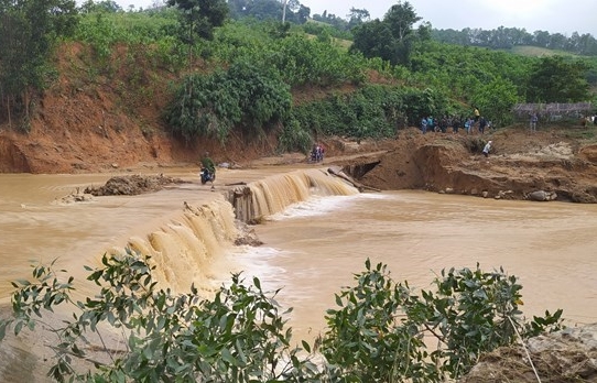 Rescue operations underway for landslide victims in Quang Nam