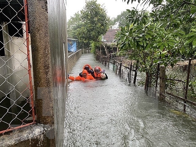 nghe an province evacuates residents as flooding worsens