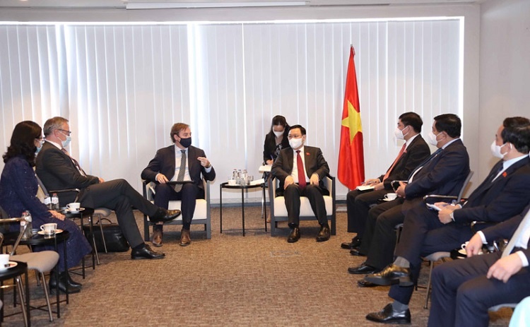 National Assembly Chairman Vuong Dinh Hue receives representatives of Infra Asia Investment Company (Photo - VNA)