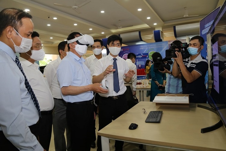 Leaders of the Ministry of Science and Technology and leaders of Hai Phong city experience the virtual exhibition with 3D glasses