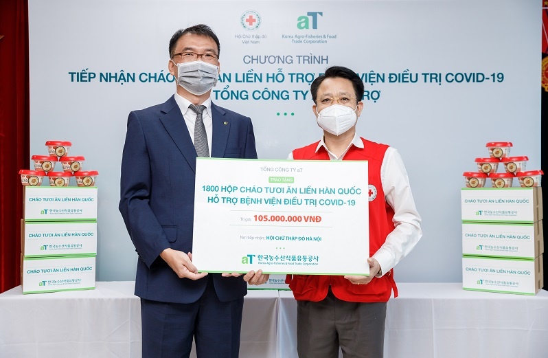 Korea Agro-Fisheries & Food Trade Corporation donates 1,800 gifts to COVID-19 patients in Hanoi