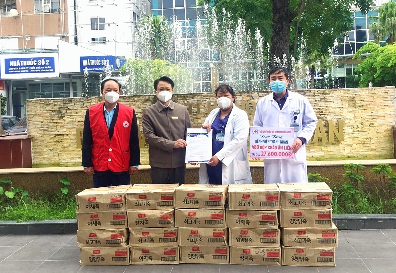 Korea Agro-Fisheries & Food Trade Corporation donates 1,800 gifts to COVID-19 patients in Hanoi